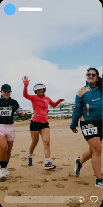 Corredoras celebrando en la playa durante Montoya Woman 6K