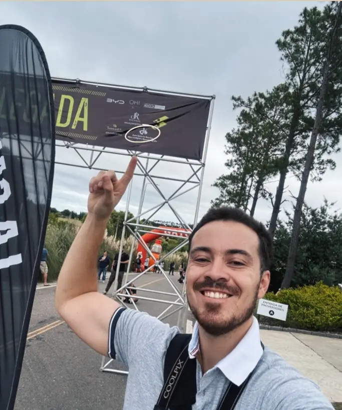 Juan Barrios señalando el arco de largada de Montoya Experience