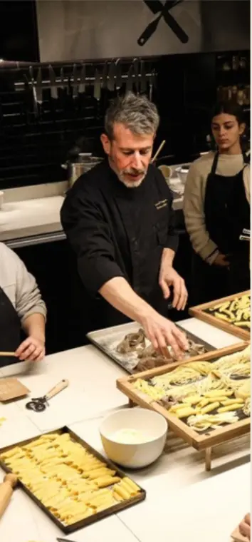 Chef de La Obrería preparando pasta en clase